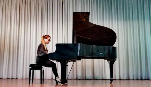 Ilenia Rottura al pianoforte (fonte: Facebook)