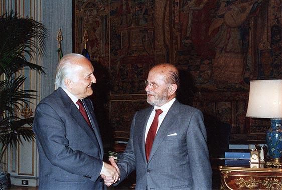 Il Presidente della Repubblica Oscar Luigi Scalfaro e l'On. Giuseppe Reale nel 1993