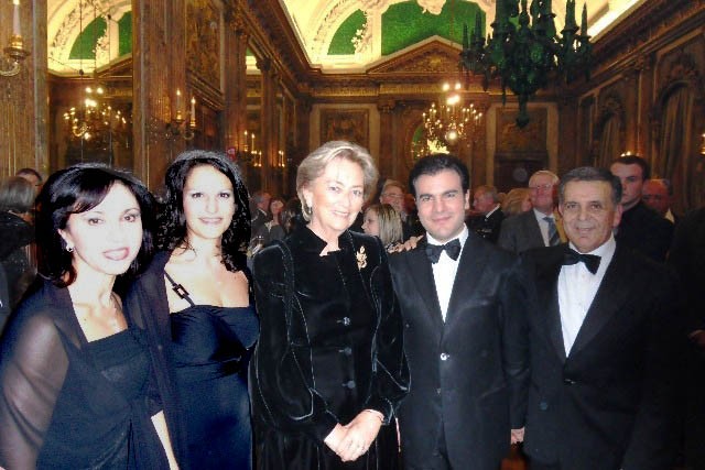 La regina Paola di Liegi con Roberto Giordano (al centro) e i suoi familiari